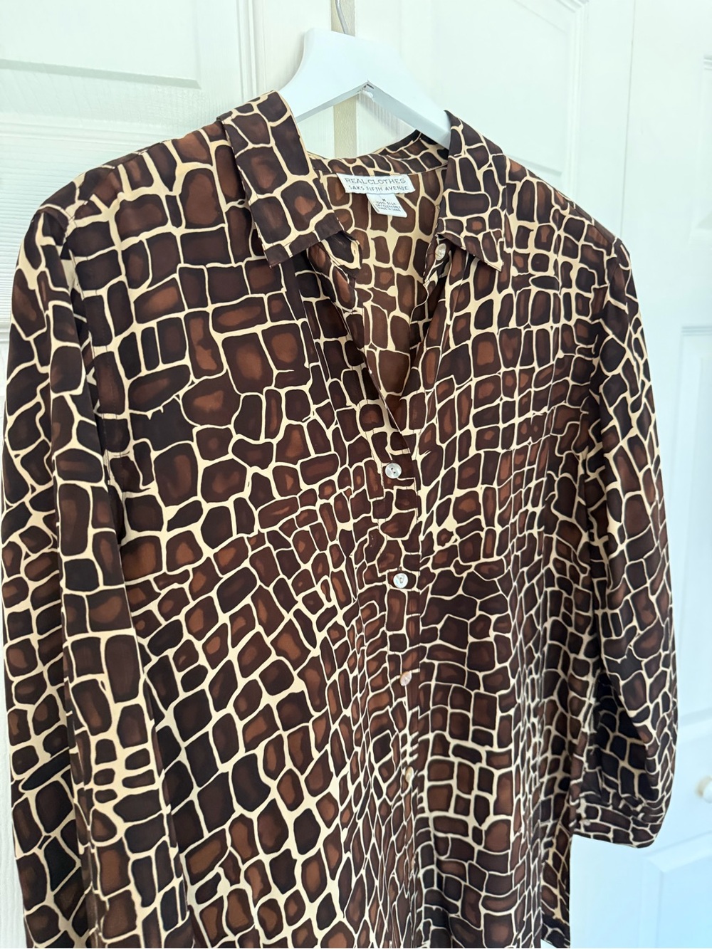 Vintage Saks Fifth Avenue Giraffe Print 100% Silk Blouse Long Sleeve Size Medium - Picture 3 of 7